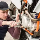 Przegląd motoroweru: co sprawdzają i jak uniknąć problemów?