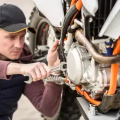 Przegląd motoroweru: co sprawdzają i jak uniknąć problemów?