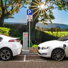 Czy warto kupić samochód elektryczny? Odkryj ukryte koszty i korzyści