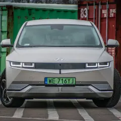 Jakie napięcie w samochodzie elektrycznym? Poznaj kluczowe różnice