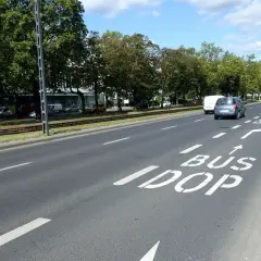 Czy samochody elektryczne mogą jeździć buspasem? Sprawdź przepisy i zasady