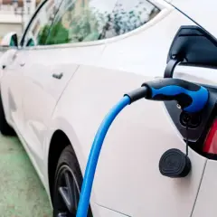 Ile kosztuje 100 km samochodem elektrycznym? Sprawdź, jak zaoszczędzić