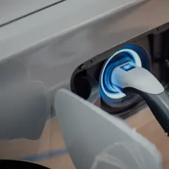 Ile kosztuje ładowanie samochodu elektrycznego w domu? Sprawdź, jak zaoszczędzić