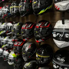 Najlepsze kaski motocyklowe do 1500 zł – wybierz bezpiecznie i komfortowo