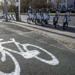 Czy motorowerem można jeździć po ścieżce rowerowej? Sprawdź zasady!