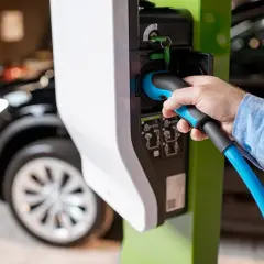 Ile kosztuje ładowanie samochodu elektrycznego? Zaskakujące ceny i metody