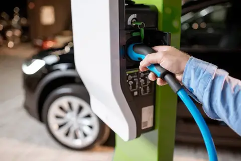 Ile kosztuje ładowanie samochodu elektrycznego? Zaskakujące ceny i metody