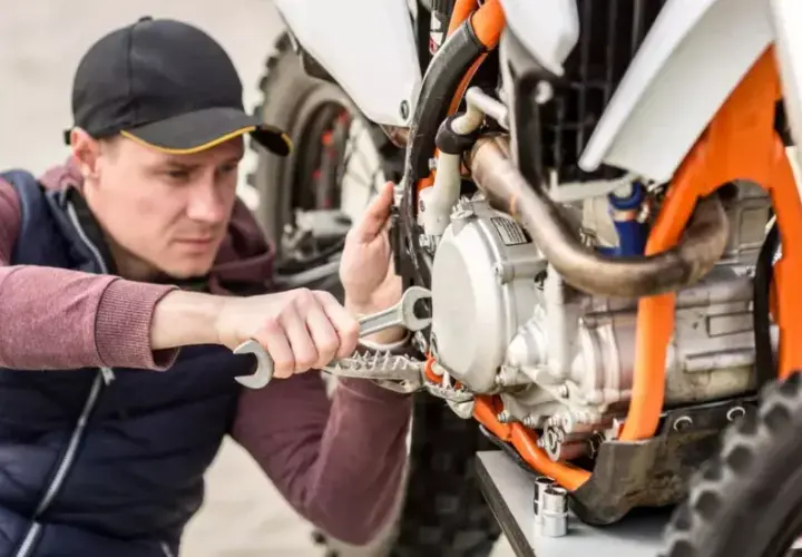 Przegląd motoroweru: co sprawdzają i jak uniknąć problemów?