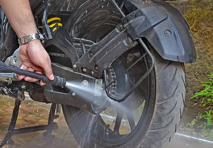 Czym czyścić łańcuch motocyklowy, aby uniknąć kosztownych napraw?