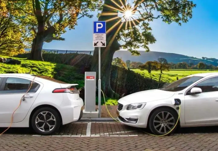 Czy warto kupić samochód elektryczny? Odkryj ukryte koszty i korzyści