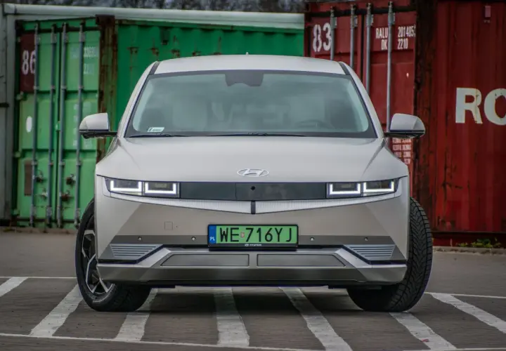 Jakie napięcie w samochodzie elektrycznym? Poznaj kluczowe różnice