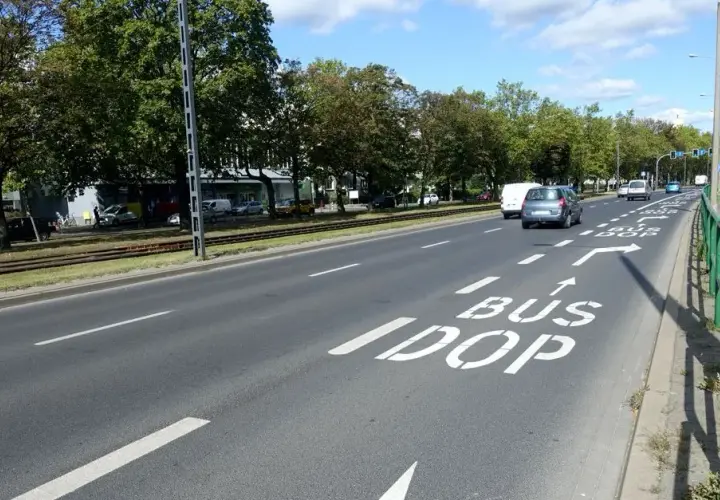 Czy samochody elektryczne mogą jeździć buspasem? Sprawdź przepisy i zasady