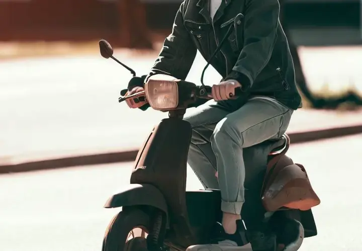 Czy można jeździć motorowerem na dowód? Sprawdź wymagania prawne