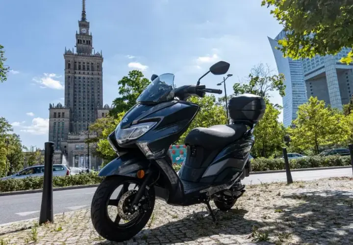 Czy motorower jest pojazdem silnikowym? Poznaj ważne przepisy prawne