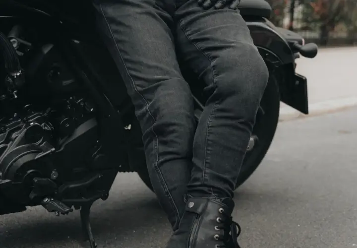 Jakie spodnie motocyklowe na lato zapewnią komfort i wentylację?