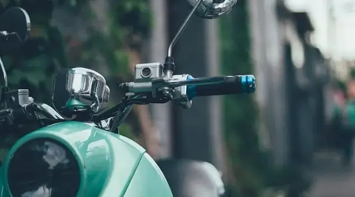 Ile kosztuje ubezpieczenie motoroweru? Sprawdź, co wpływa na cenę