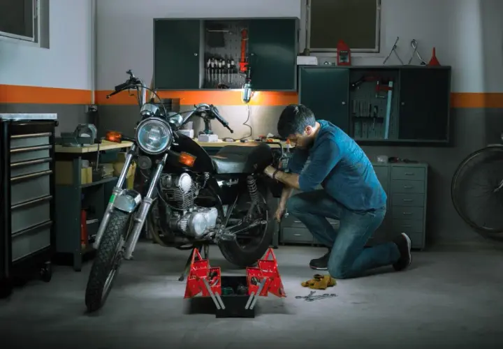 Ile zarabia mechanik motocyklowy? Zaskakujące fakty o wynagrodzeniu