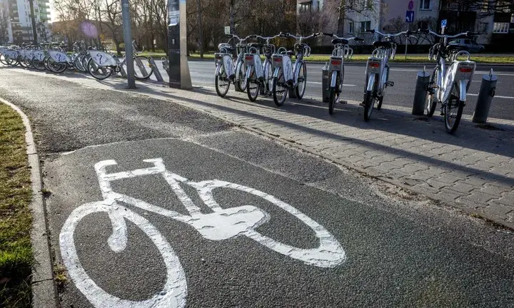 Czy motorowerem można jeździć po ścieżce rowerowej? Sprawdź zasady!
