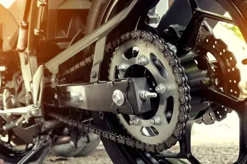 Jak rozkuć łańcuch motocyklowy bez uszkodzeń i błędów