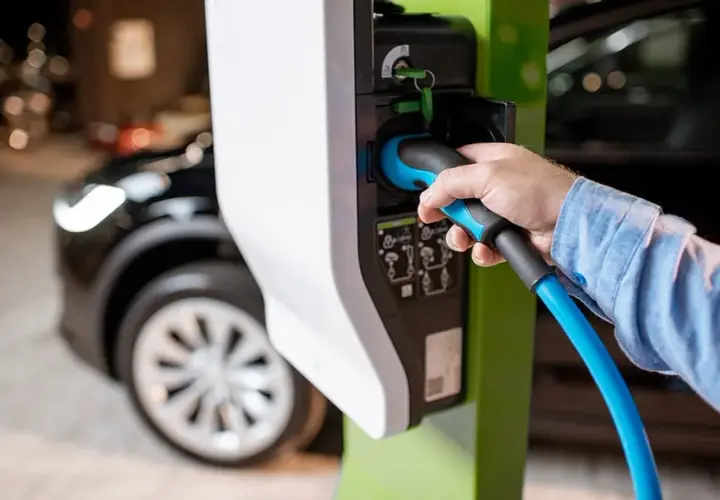 Ile kosztuje ładowanie samochodu elektrycznego? Zaskakujące ceny i metody