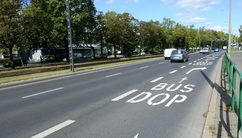 Czy samochody elektryczne mogą jeździć buspasem? Sprawdź przepisy i zasady