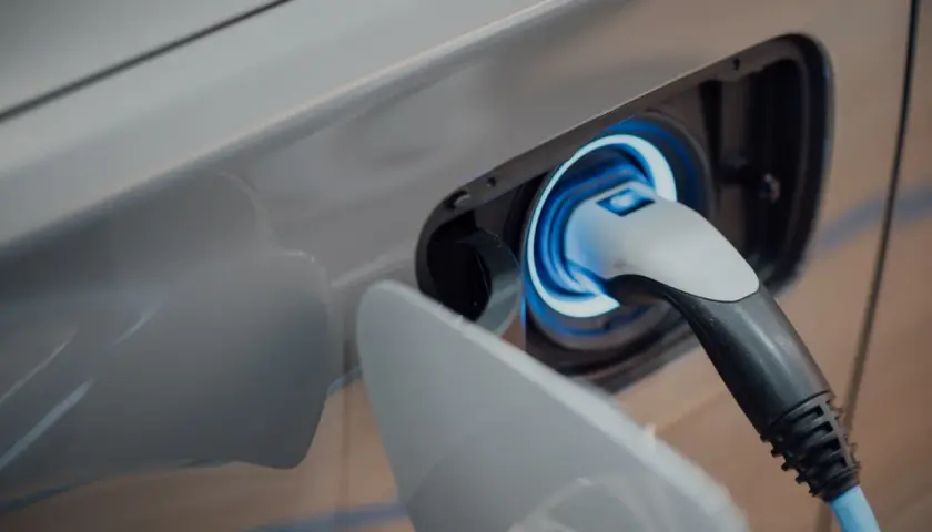 Ile kosztuje ładowanie samochodu elektrycznego w domu? Sprawdź, jak zaoszczędzić