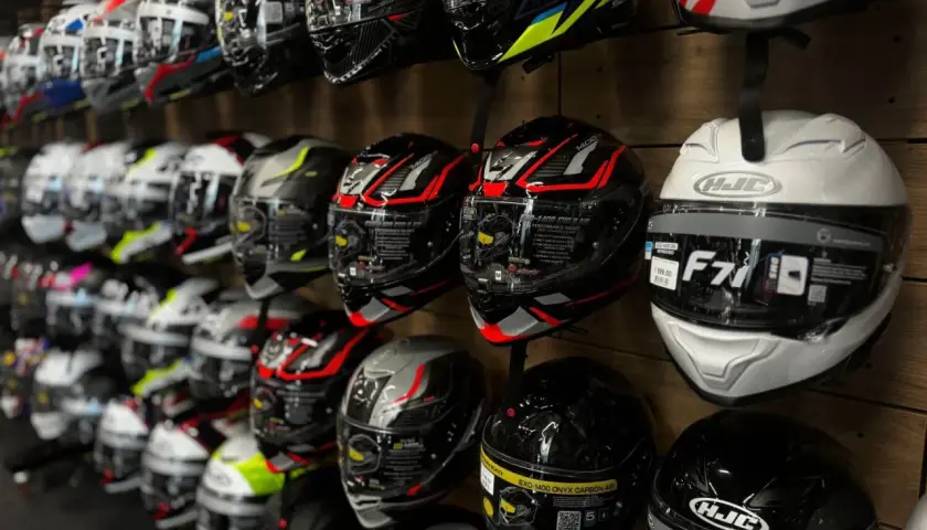Najlepsze kaski motocyklowe do 1500 zł – wybierz bezpiecznie i komfortowo
