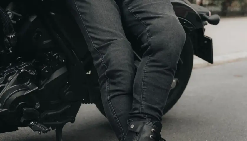 Jakie spodnie motocyklowe na lato zapewnią komfort i wentylację?
