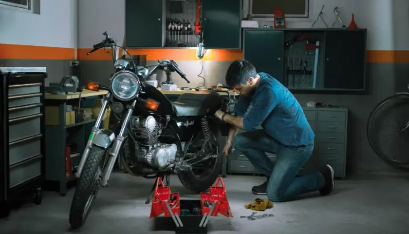 Ile zarabia mechanik motocyklowy? Zaskakujące fakty o wynagrodzeniu