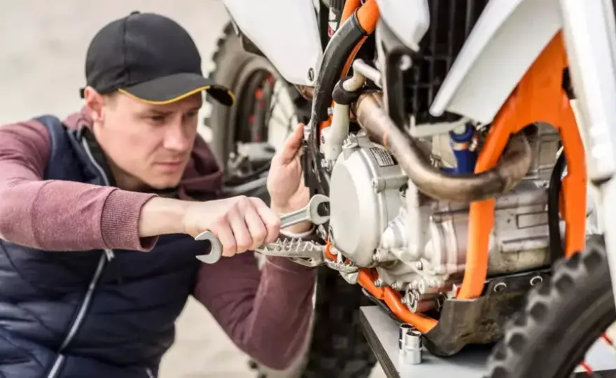 Przegląd motoroweru: co sprawdzają i jak uniknąć problemów?