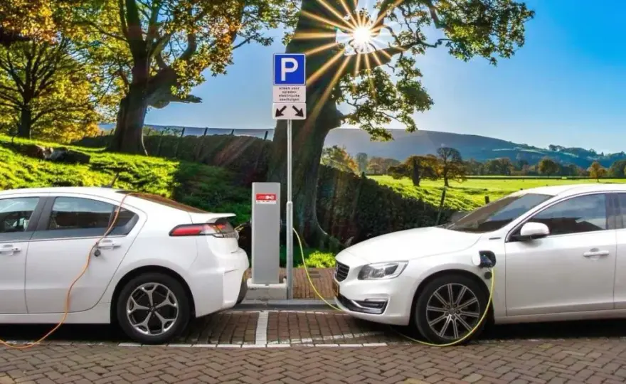 Czy warto kupić samochód elektryczny? Odkryj ukryte koszty i korzyści