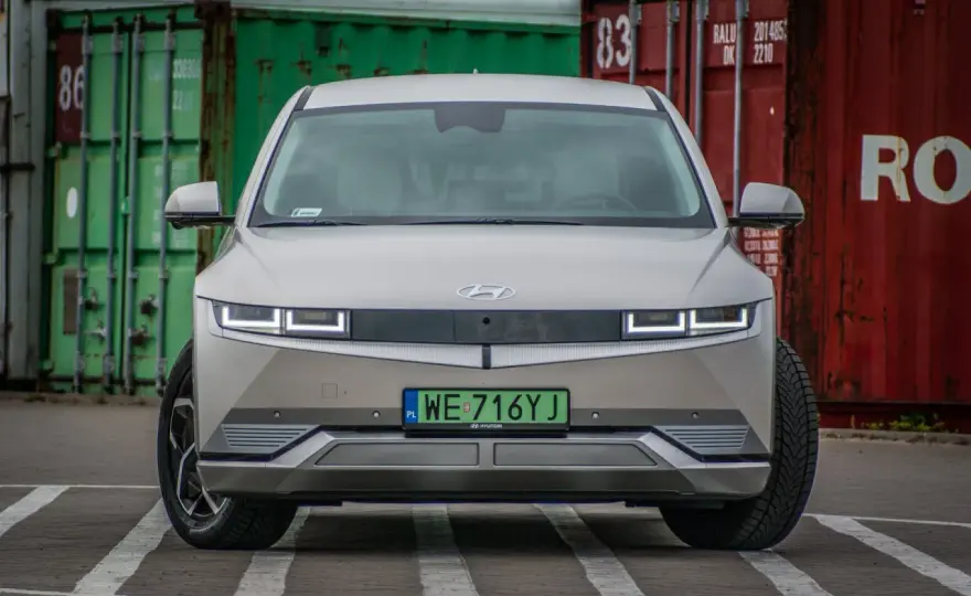 Jakie napięcie w samochodzie elektrycznym? Poznaj kluczowe różnice