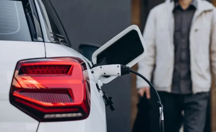 Co to jest samochód elektryczny? Poznaj jego zalety i działanie