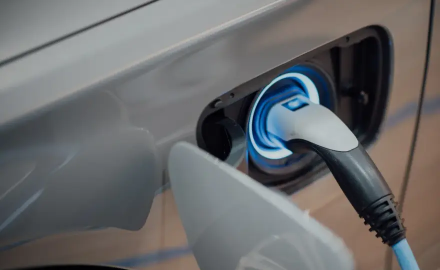 Ile kosztuje ładowanie samochodu elektrycznego w domu? Sprawdź, jak zaoszczędzić