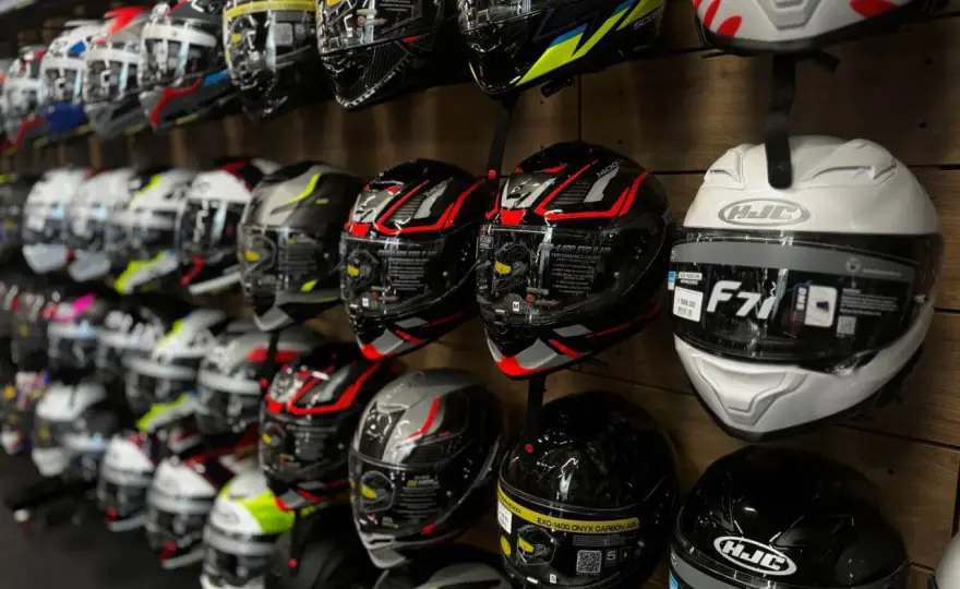 Najlepsze kaski motocyklowe do 1500 zł – wybierz bezpiecznie i komfortowo