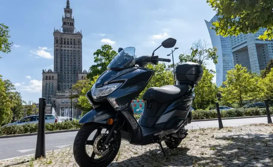Czy motorower jest pojazdem silnikowym? Poznaj ważne przepisy prawne