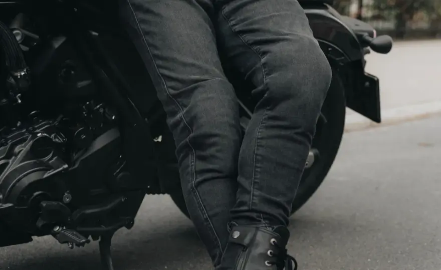 Jakie spodnie motocyklowe na lato zapewnią komfort i wentylację?