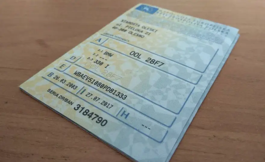 Kupno samochodu od handlarza - jakie dokumenty są niezbędne?