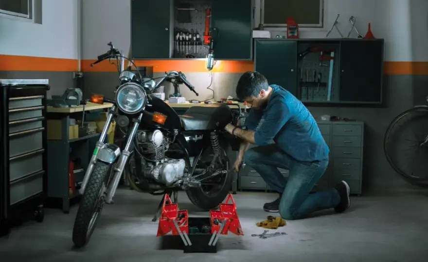 Ile zarabia mechanik motocyklowy? Zaskakujące fakty o wynagrodzeniu