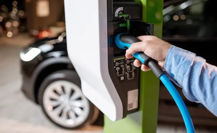 Ile kosztuje ładowanie samochodu elektrycznego? Zaskakujące ceny i metody