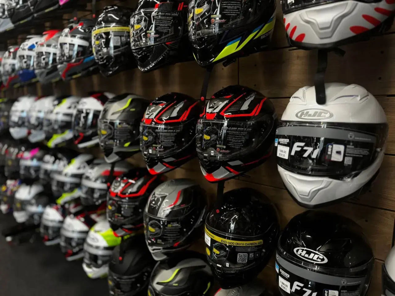 Najlepsze kaski motocyklowe do 1500 zł – wybierz bezpiecznie i komfortowo