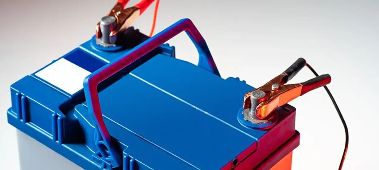 Zdjęcie Jak długo ładować akumulator motocyklowy 12V, by uniknąć uszkodzeń?